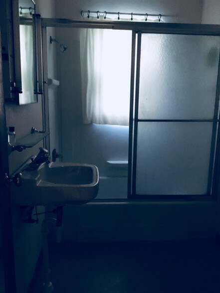 Bath - 204 W Hunt Ave
