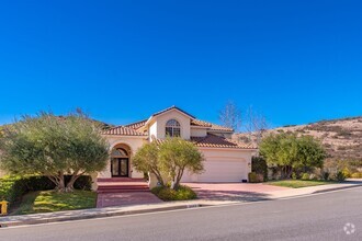 Building Photo - Luxury Living in this Stunning Pool Home!