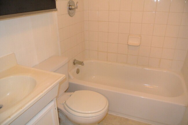 Building Photo - 2 bedroom/1 bathroom