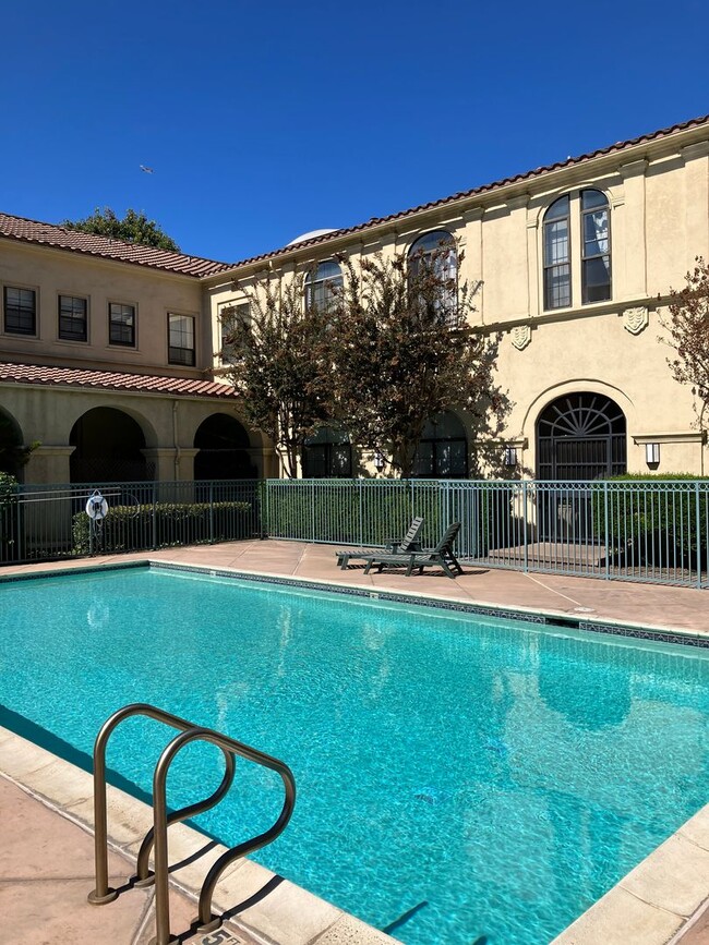 Building Photo - Updated 2 Bedroom, 2 Bath Condo in Gated C...