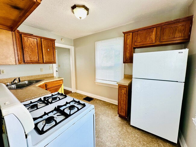 Building Photo - Charming 4 Bedroom by Churchill Downs