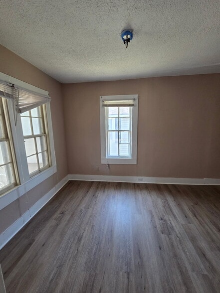 $500 student room 1 - 545 Salley St