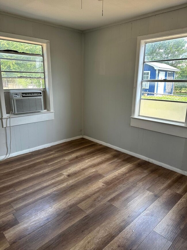 Building Photo - Charming & Updated 2-Bedroom Home+Garage i...