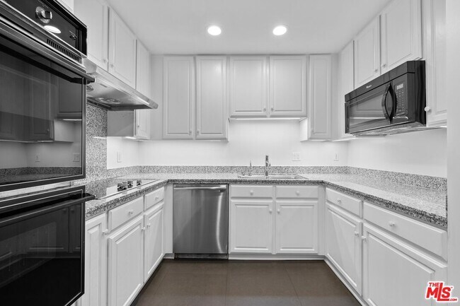 Building Photo - 1100 Alta Loma Rd