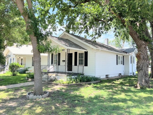 Building Photo - 2 bedroom home with two car garage
