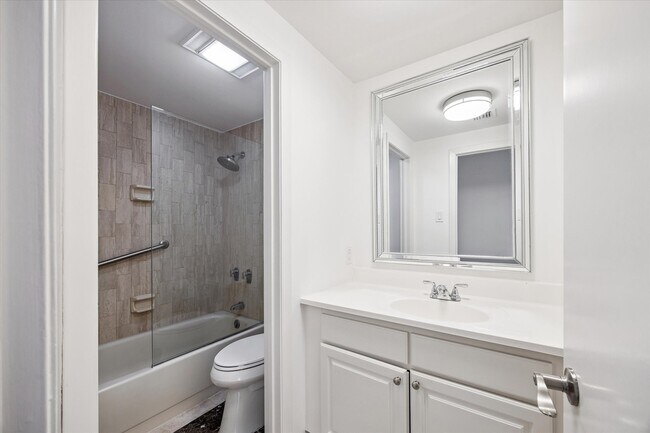 Building Photo - 49 Briar Hollow Ln