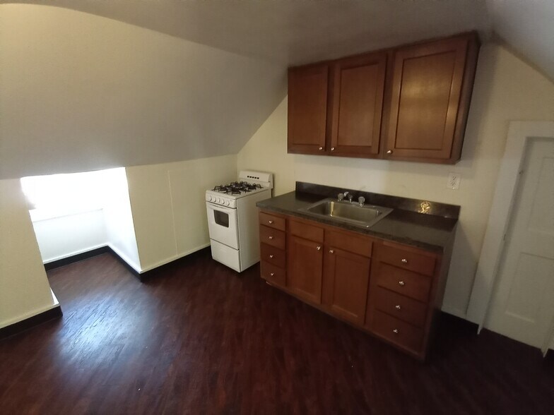 Building Photo - 608 Elmwood Ave