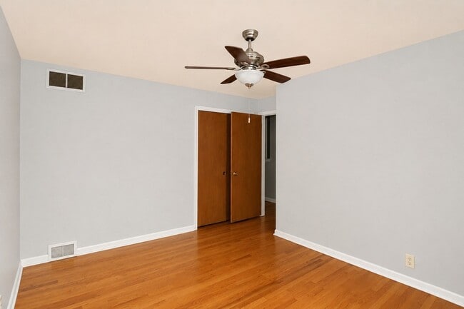Building Photo - 4843 Elm St