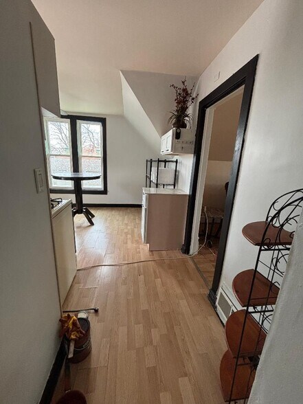 Building Photo - 520 Lawrence Ave