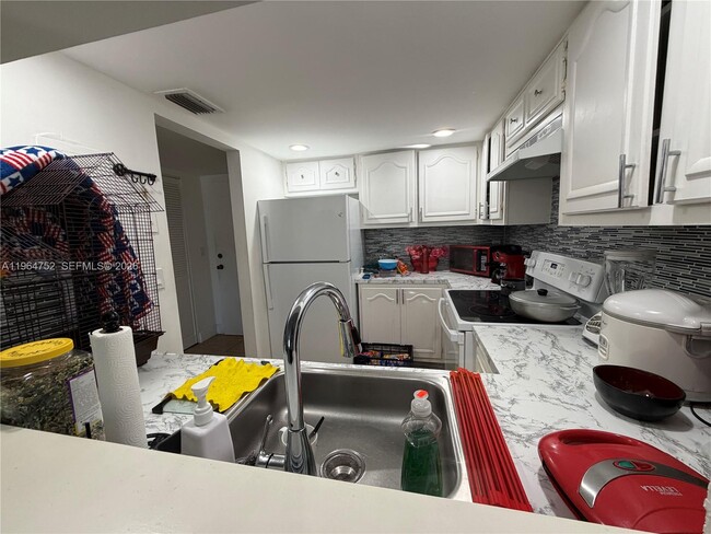 Building Photo - 13685 NE 10th Ave