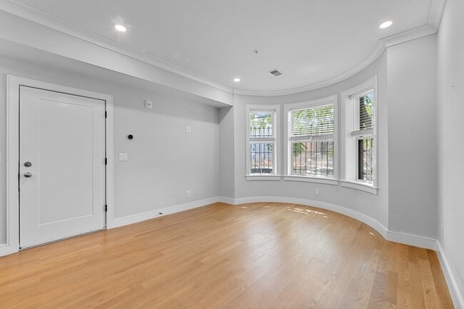 Building Photo - 535 Newbury St