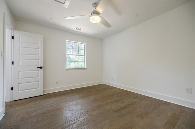 Building Photo - 2749 Memorial Dr SE