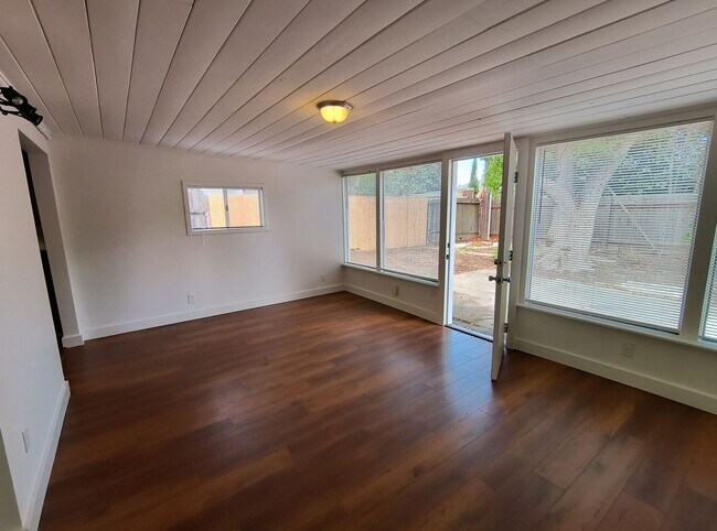 Building Photo - Darling Home on Darlene!