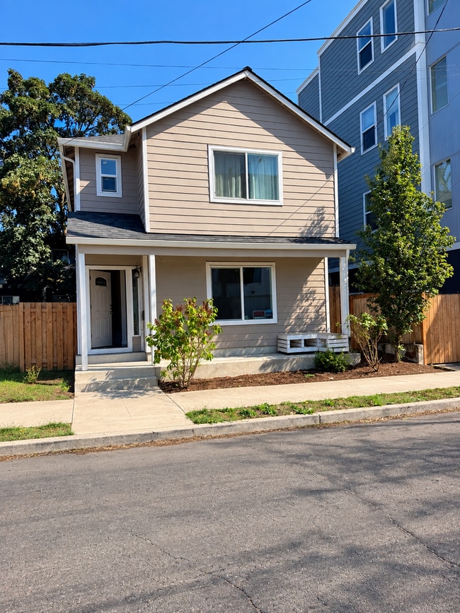 Building Photo - 570 NE 55th Ave