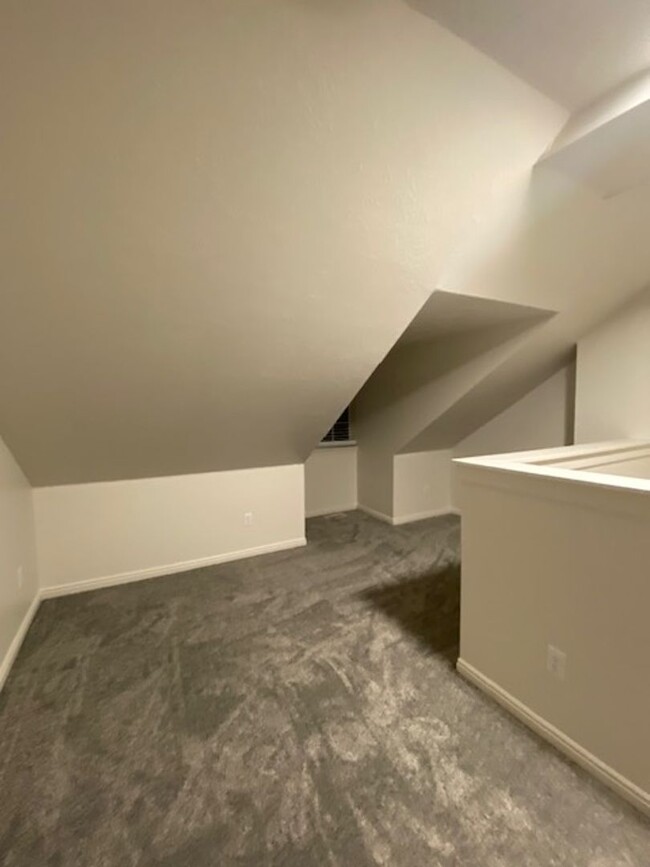 Building Photo - REMODELED 3 BEDROOM TOWNHOME