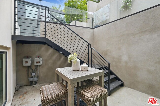Building Photo - 913-913 1/2 N Beverly Glen Blvd