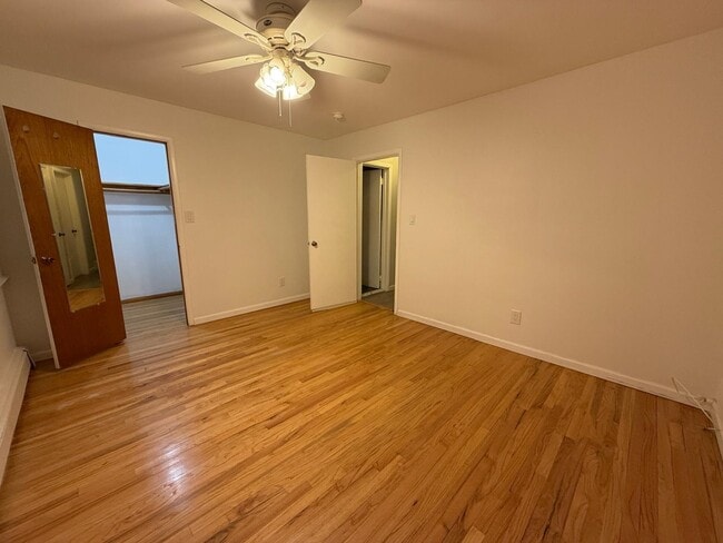 Building Photo - 10 E 10th St