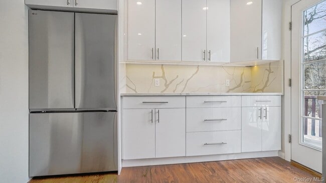 Building Photo - 100 E Sunnyside Ln