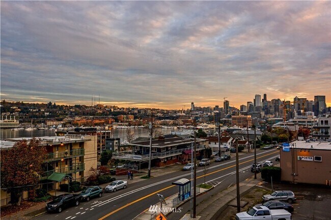 Building Photo - Modern Townhouse with Rooftop Deck & Skyli...