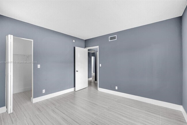 Building Photo - 101 SE 6th Ave