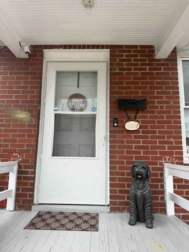 Building Photo - 4 Bedroom Townhome Across Street from JMU