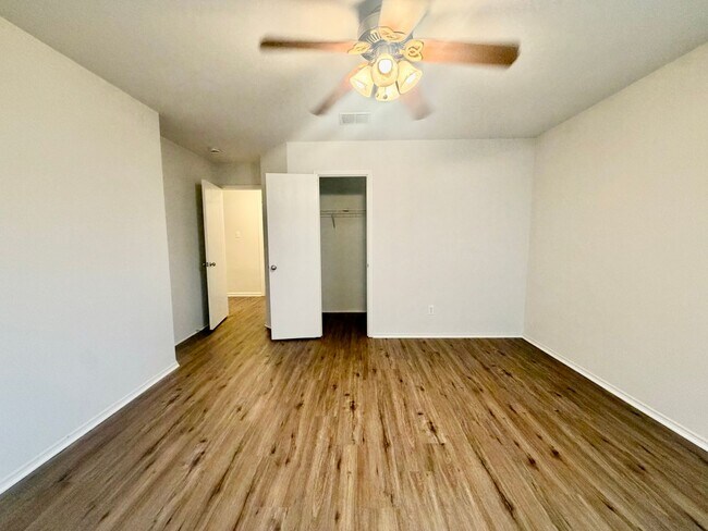 Building Photo - Updated and ready for occupancy