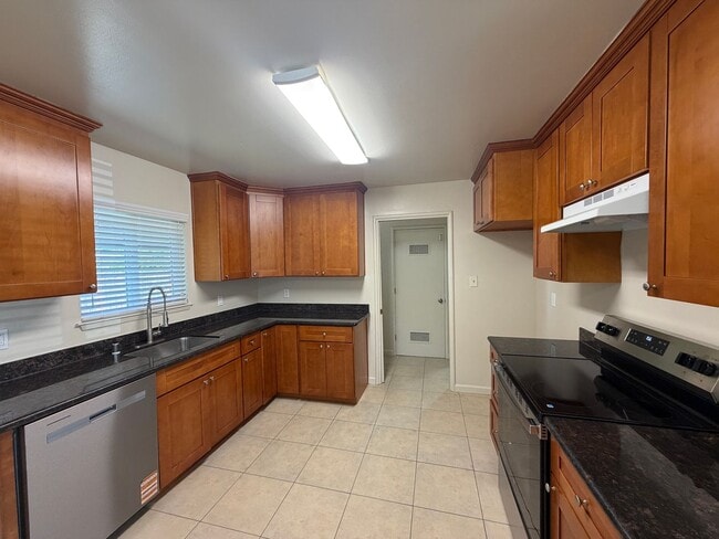 Building Photo - 1817 Foxworthy Ave