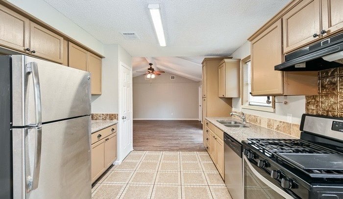 Building Photo - 13706 Oleoke Ln