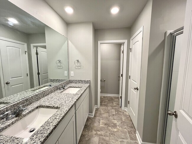 Building Photo - Beautiful Townhome in Columbia minutes to ...