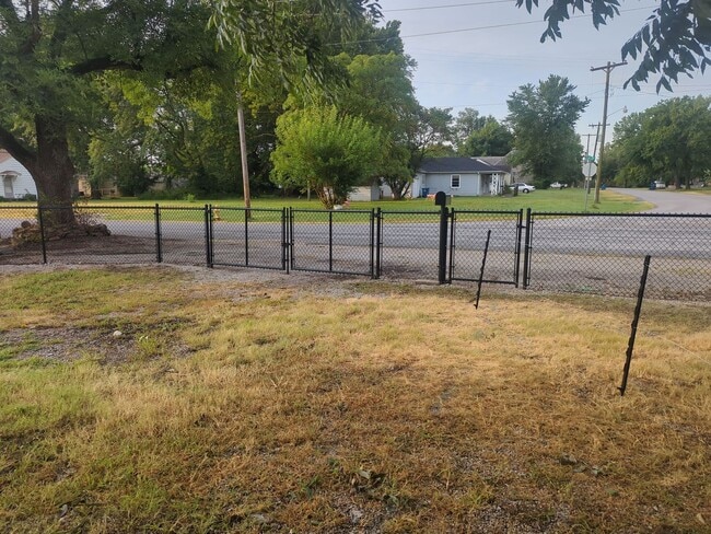 Building Photo - 410 E 6th St