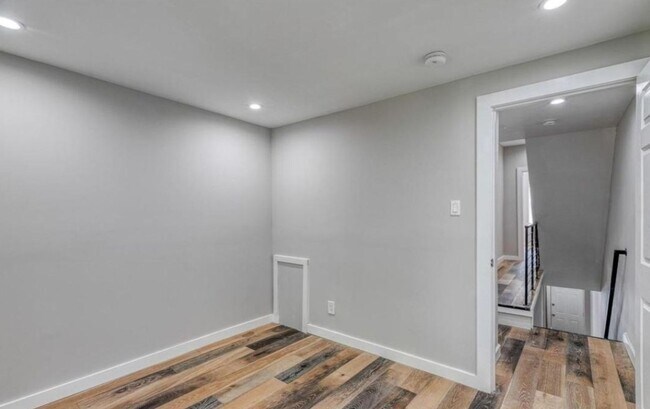 Building Photo - Luxurious 4-Bed/2-Bath Townhome in Cecil B. Moore! Available NOW!