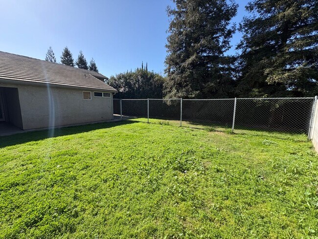 Building Photo - SE Visalia Cul-de-sac Home Available Now!