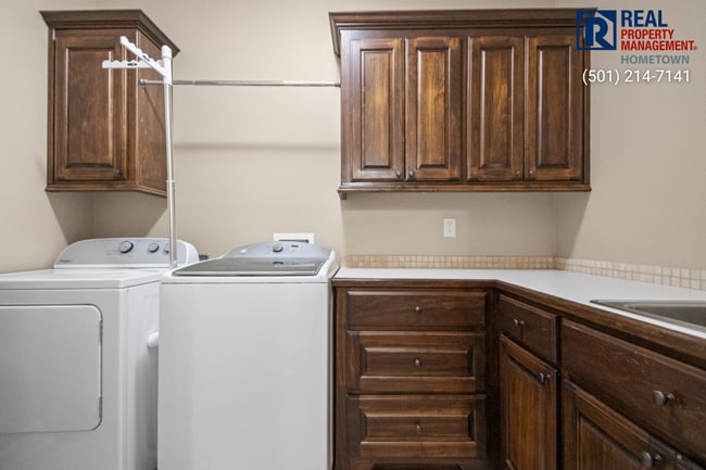Building Photo - 4040 Robinwood Cir