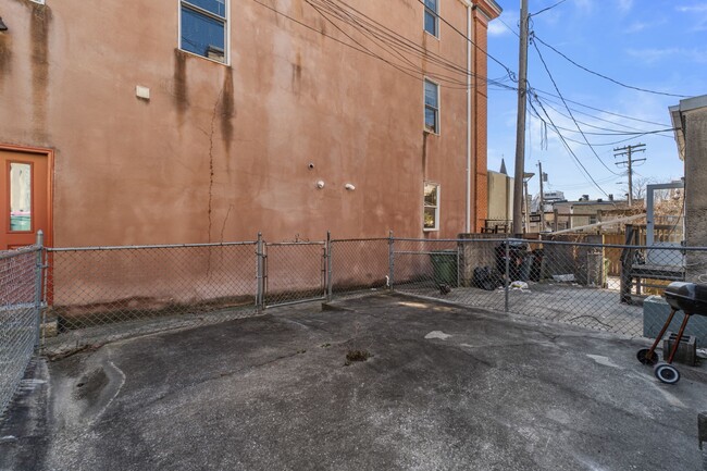 Building Photo - 2027 E Baltimore St