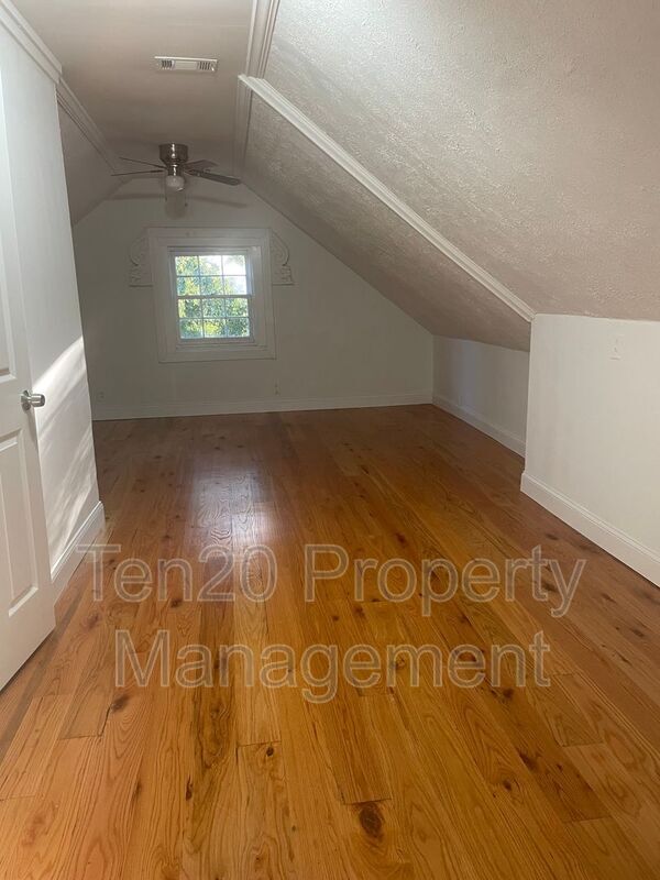 Building Photo - 811 3rd Ave