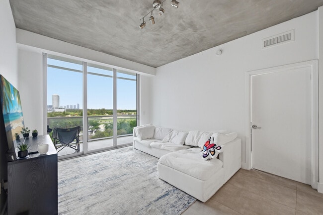 Building Photo - 13800 Highland Dr