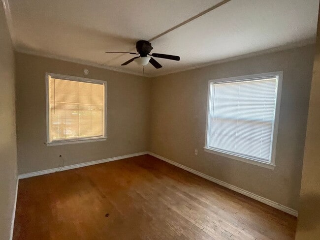 Building Photo - 4 bedroom 2 bath house!