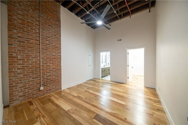 Building Photo - 635 W Lakeside Ave