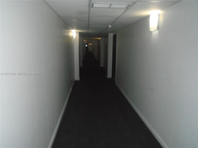 Building Photo - 4174 Inverrary Dr