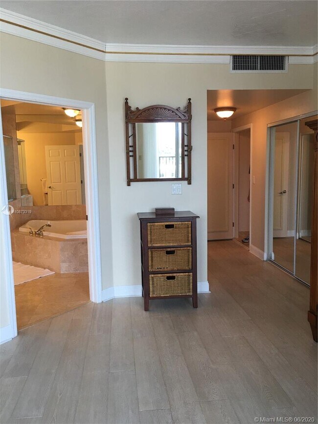 Building Photo - 100 S Birch Rd