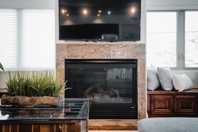 Building Photo - 109 W Montecito Wy