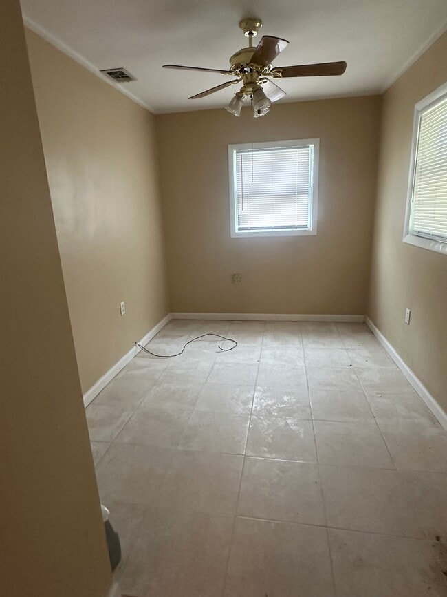 Building Photo - 1113 Rossiter Dr