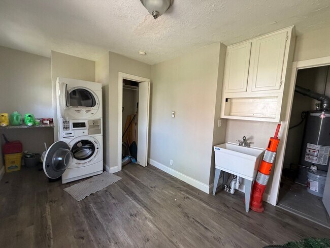 Building Photo - Duplex - Next to Drury University