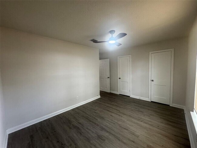 Building Photo - 4914 Enyart St