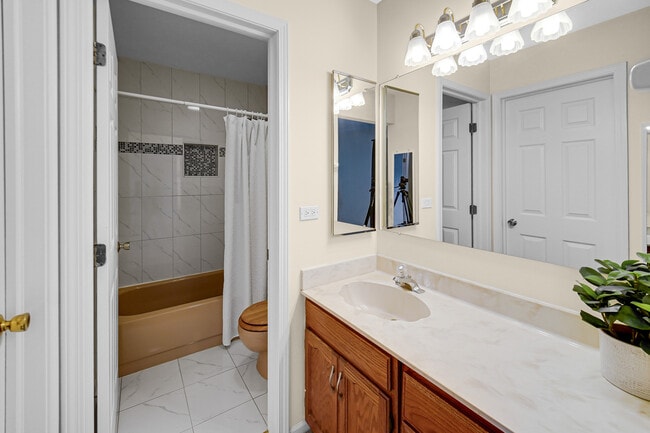 Building Photo - 483 Highland Grove Dr