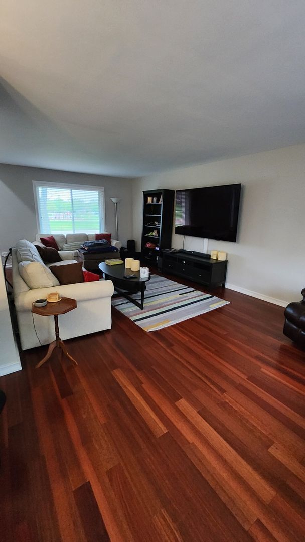 Building Photo - Charming 4BR House in Woodridge