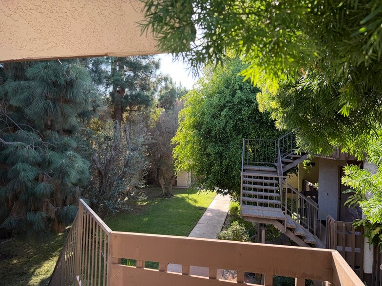 Grounds - 25925 Oak St
