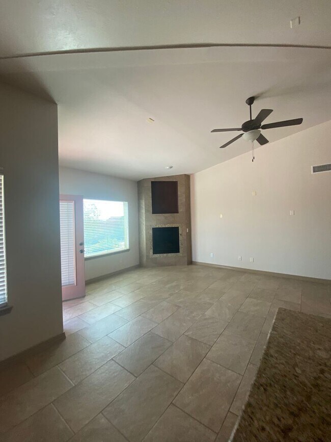 Building Photo - Beautiful 4 Bedroom, 3 Bathroom Home! Avai...