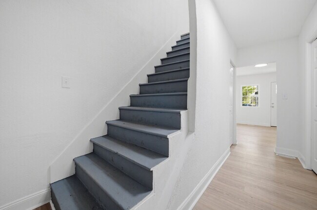 Building Photo - NEWLY REMODELED 4 BEDROOM COLONIAL HOME FOR RENT IN SUFFOLK!