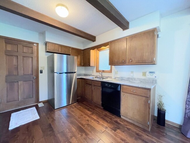 Building Photo - Updated 3 bed 2 bath home in great neighbo...